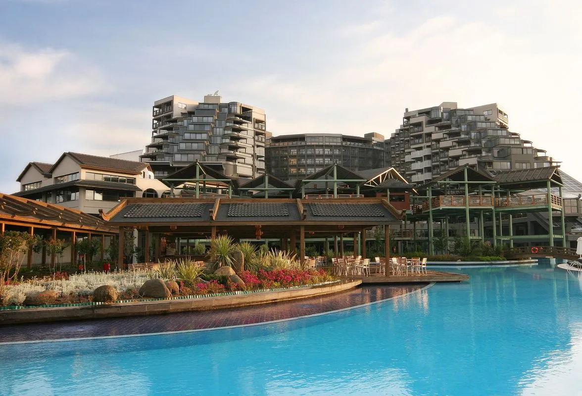 Hilltop return route and resort travel planning